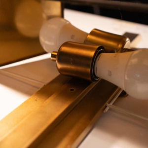 DEKNUDT, paar verguld messing wandlampen, Hollywood Regency stijl, ca 1970