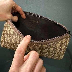 Dior, pochette en toile brune monogrammée
