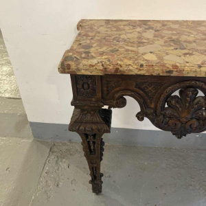 Wandconsole van gebeeldhouwd eikenhout, marmeren blad, 19e eeuw