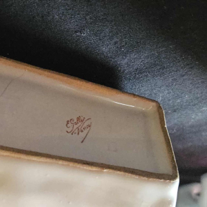 Emile Gallé in Nancy, brievenbus en figuur in veelkleurig aardewerk, ca. 1880