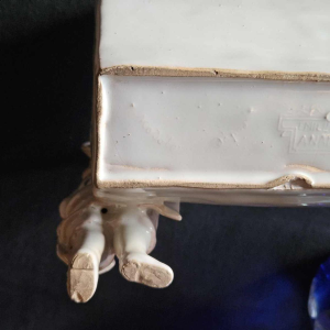 Emile Gallé in Nancy, brievenbus en figuur in veelkleurig aardewerk, ca. 1880