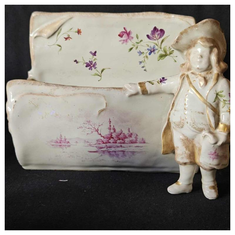 Emile Gallé in Nancy, brievenbus en figuur in veelkleurig aardewerk, ca. 1880