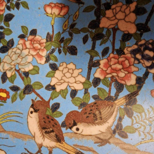 Plat en bronze cloisonné émaillé, décor d'oiseaux et fleurs, Japon fin XIXe s