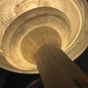 Daum, gegraveerde glazen vaas met emaille in art nouveau-stijl, rond 1900