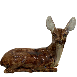 BAVENT, biche allongée à la tête relevée, sculpture en céramique, XXe s