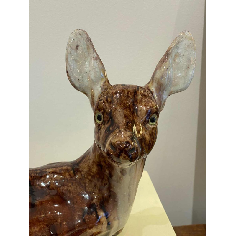 BAVENT, biche allongée à la tête relevée, sculpture en céramique, XXe s