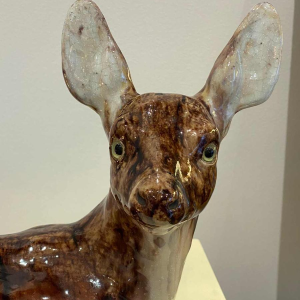 BAVENT, biche allongée à la tête relevée, sculpture en céramique, XXe s