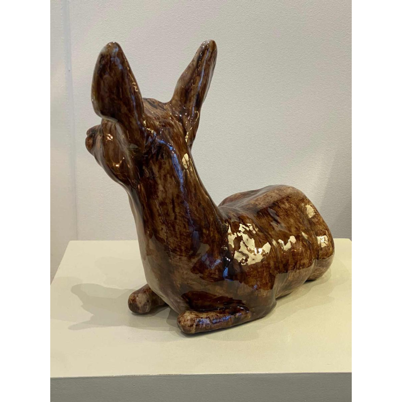 BAVENT, biche allongée à la tête relevée, sculpture en céramique, XXe s