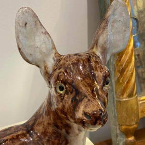BAVENT, biche allongée à la tête relevée, sculpture en céramique, XXe s