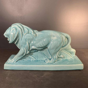 LE JAN "Lion Peugeot" Art Deco sculptuur in blauw craquelé email keramiek, 1934