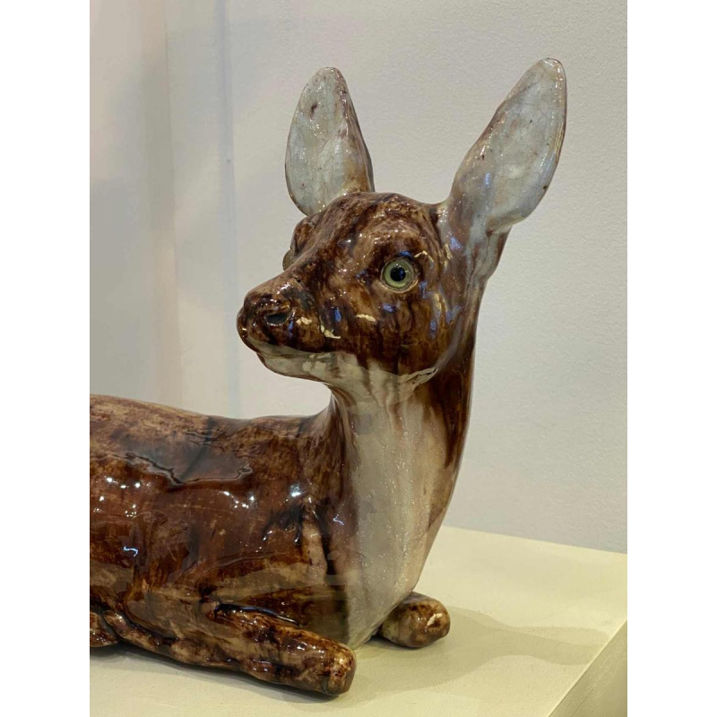 BAVENT, biche allongée à la tête relevée, sculpture en céramique, XXe s