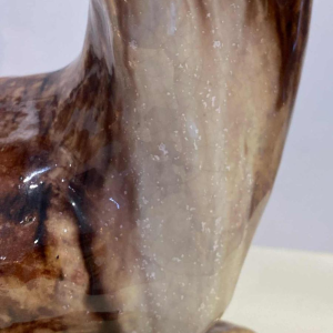 BAVENT, biche allongée à la tête relevée, sculpture en céramique, XXe s