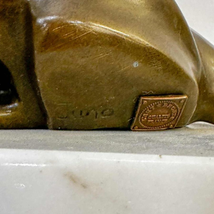 Juno “Liggende panter” bronzen sculptuur in Art Deco stijl, wit marmeren basement