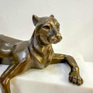 Juno “Panthère couchée“ sculpture en bronze de style Art Déco, socle marbre blanc