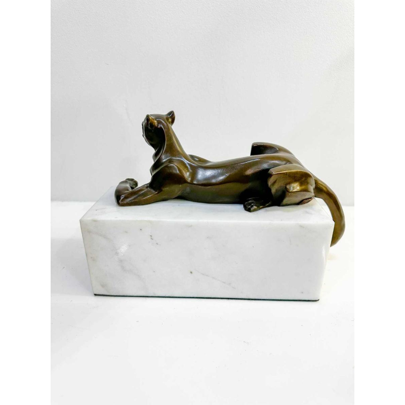 Juno “Panthère couchée“ sculpture en bronze de style Art Déco, socle marbre blanc