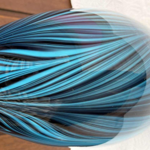 Vase en verre, motif plumes de paon bleu, ca 1980