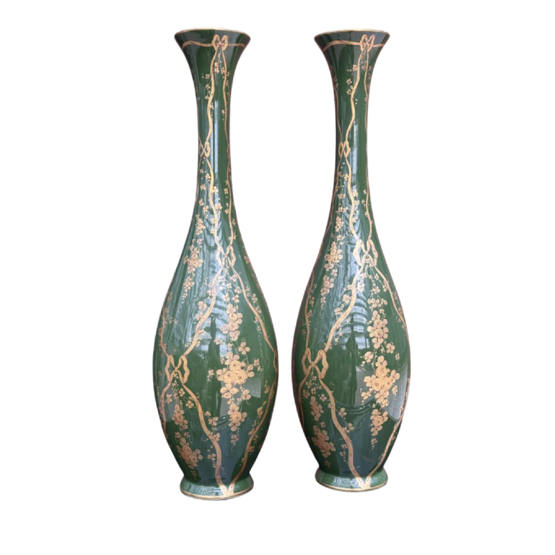 Paar grote 56cm groene 'Ibis' vazen in de Louis XVI stijl, Tours keramiek, ca 1900