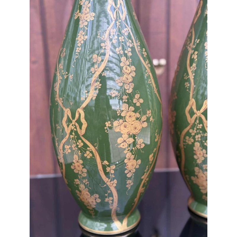 Paar grote 56cm groene 'Ibis' vazen in de Louis XVI stijl, Tours keramiek, ca 1900