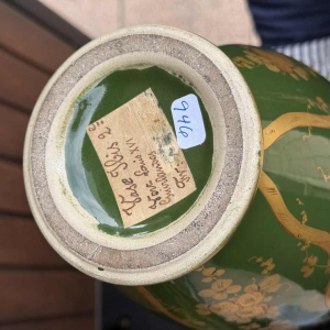 Paar grote 56cm groene 'Ibis' vazen in de Louis XVI stijl, Tours keramiek, ca 1900