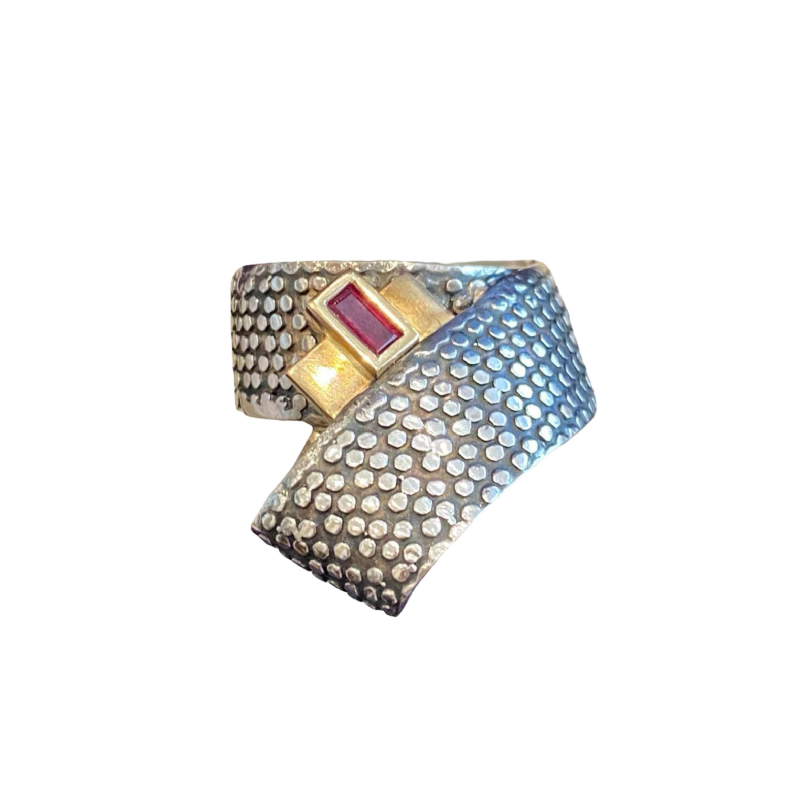 Janine Renard, bague “Ruban“ moderniste or & argent, rubis taille émeraude
