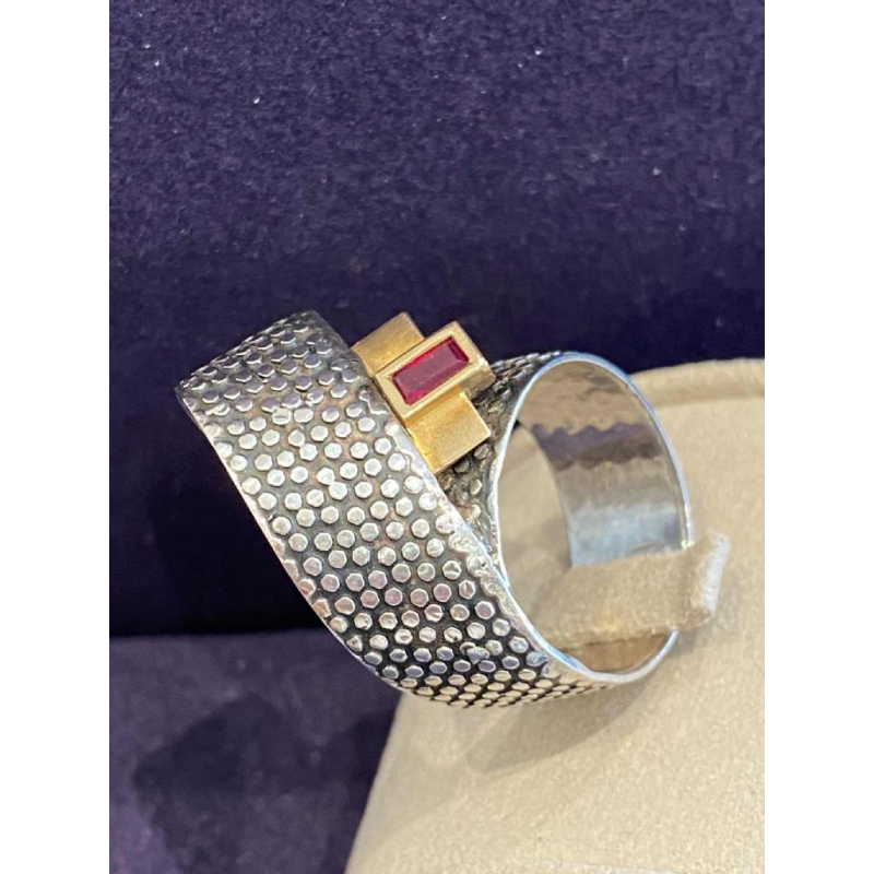 Janine Renard, bague “Ruban“ moderniste or & argent, rubis taille émeraude