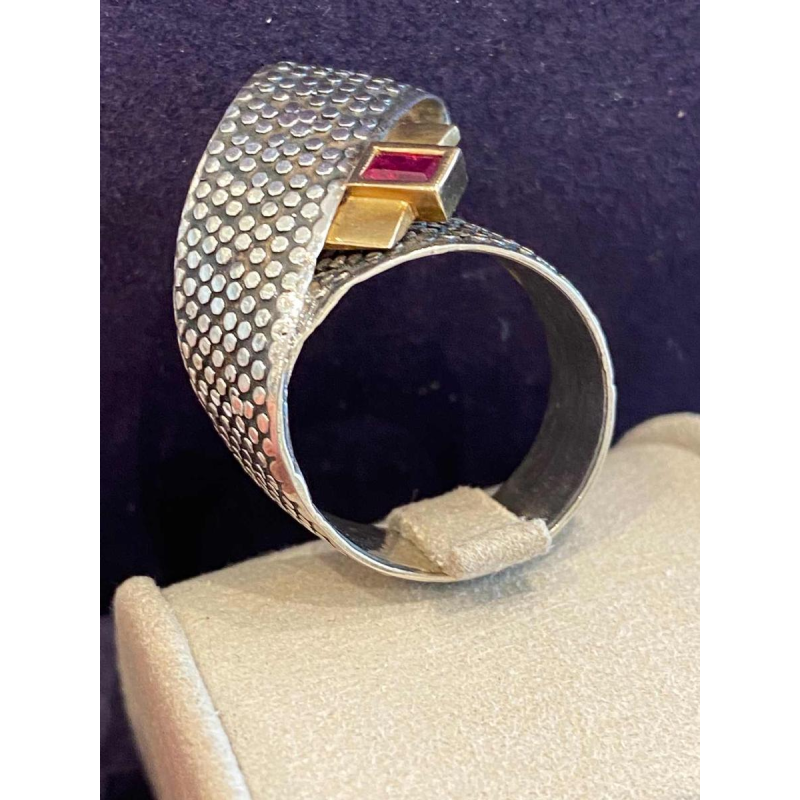 Janine Renard, modernistische ring “Ruban” in goud en zilver, robijn in smaragdvorm