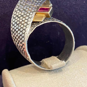 Janine Renard, bague “Ruban“ moderniste or & argent, rubis taille émeraude
