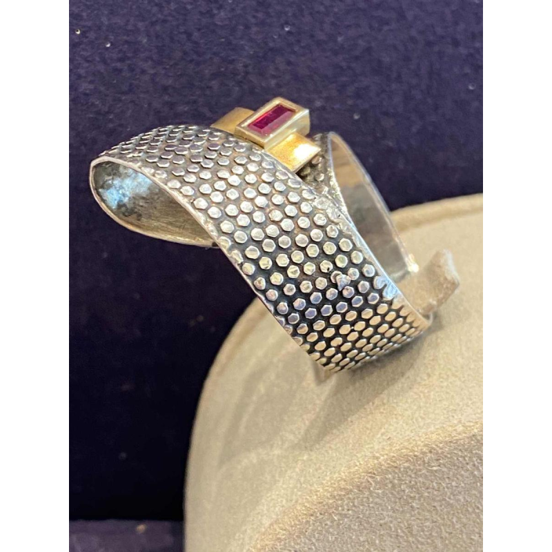 Janine Renard, modernistische ring “Ruban” in goud en zilver, robijn in smaragdvorm