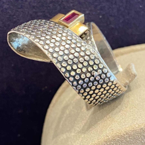 Janine Renard, modernistische ring “Ruban” in goud en zilver, robijn in smaragdvorm
