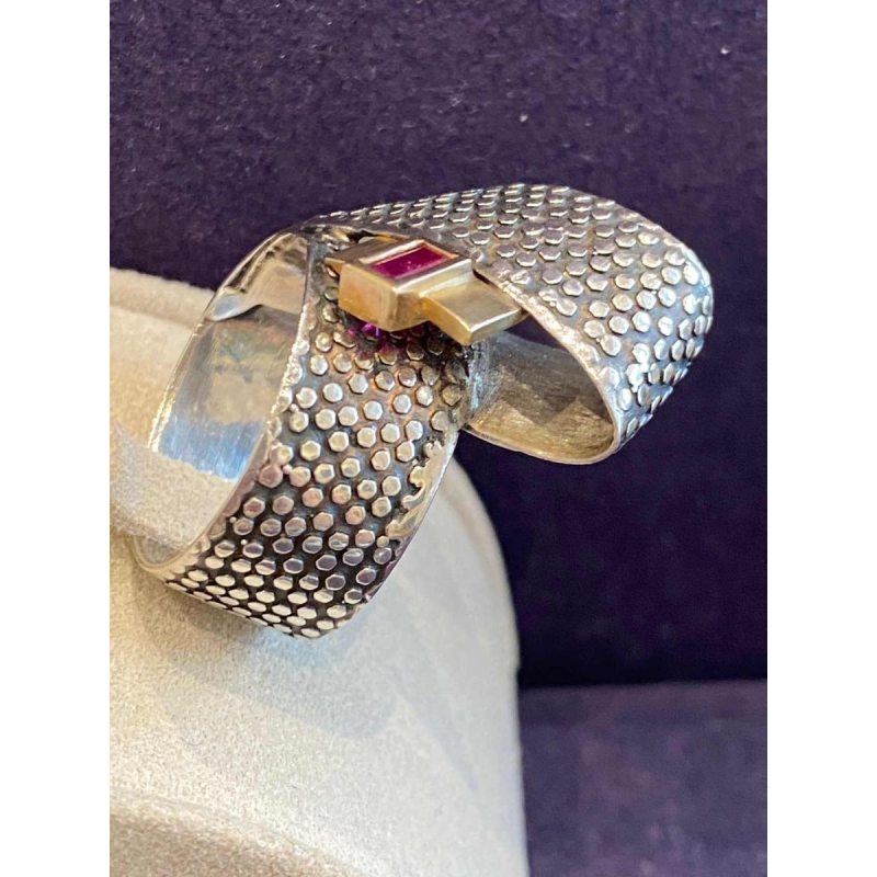 Janine Renard, bague “Ruban“ moderniste or & argent, rubis taille émeraude