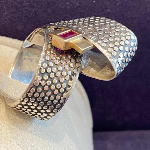 Janine Renard, bague “Ruban“ moderniste or & argent, rubis taille émeraude