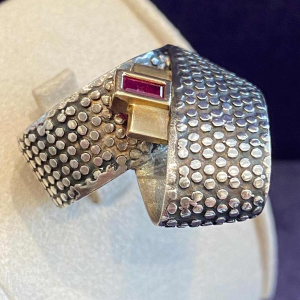 Janine Renard, bague “Ruban“ moderniste or & argent, rubis taille émeraude