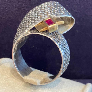 Janine Renard, bague “Ruban“ moderniste or & argent, rubis taille émeraude