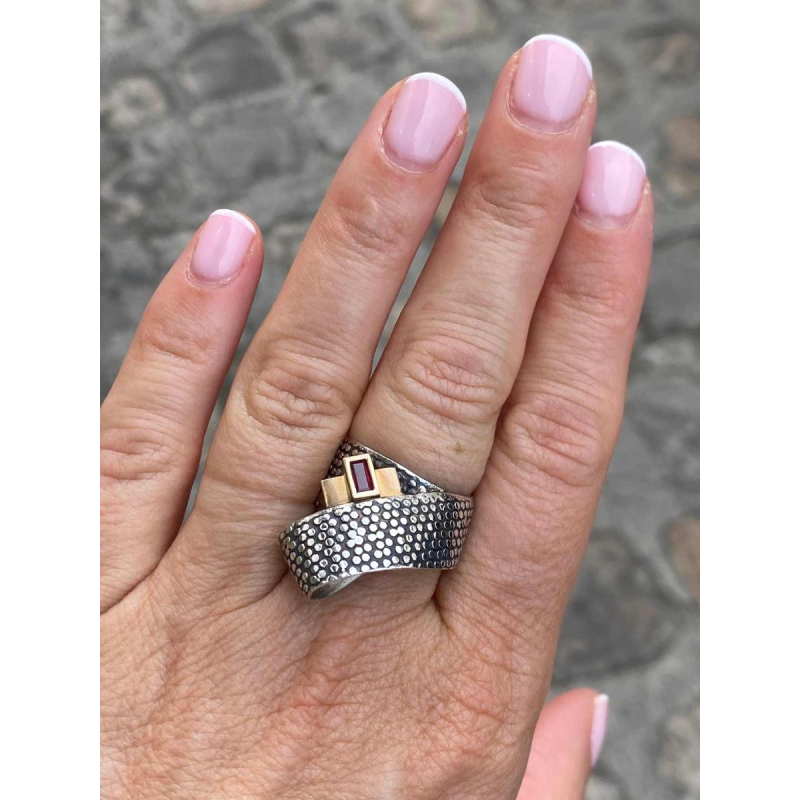 Janine Renard, modernistische ring “Ruban” in goud en zilver, robijn in smaragdvorm