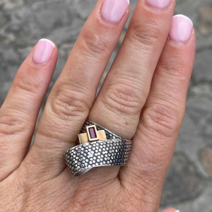 Janine Renard, bague “Ruban“ moderniste or & argent, rubis taille émeraude