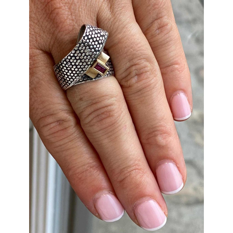 Janine Renard, bague “Ruban“ moderniste or & argent, rubis taille émeraude