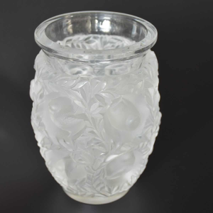 Lalique France, vase “Bagatelle“ en cristal clair satiné
