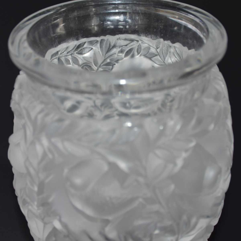 Lalique France, vase “Bagatelle“ en cristal clair satiné