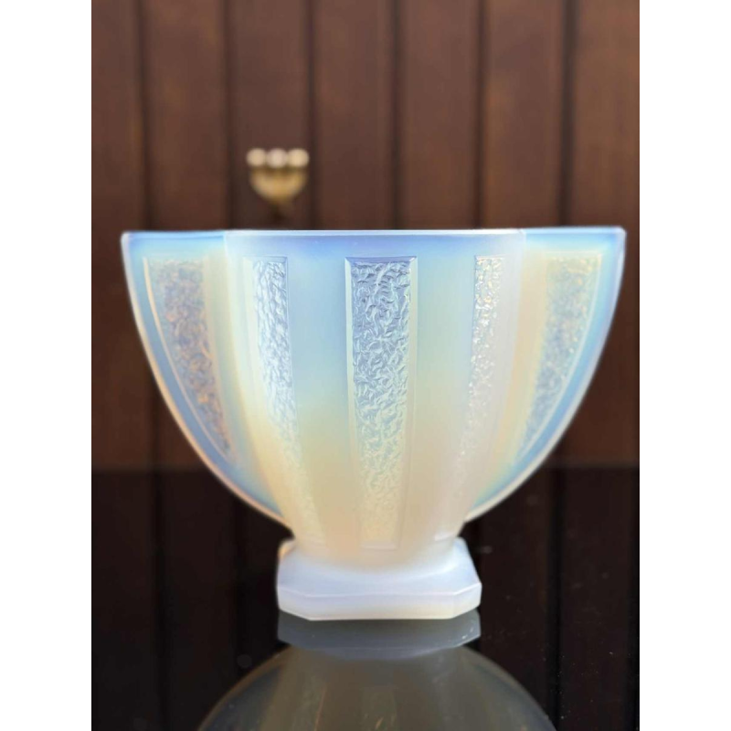 Cesari, vase / coupe Art Déco en verre opalescent, ca 1930