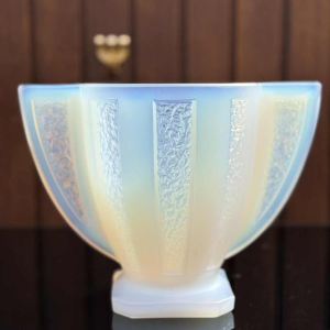 Cesari, Art Deco vaas / schaal in opalescent glas, ca 1930