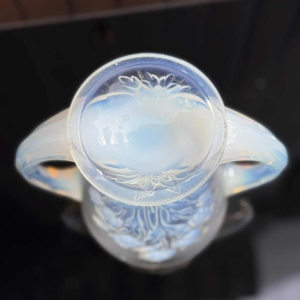 Verlys, Art Deco vaas in geperst gegoten opalescent glas, ca 1930