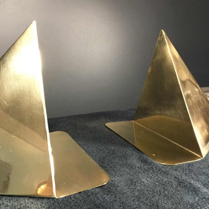 "Prismes", paire de serre-livres en laiton, design Cubiste Moderniste, 1950