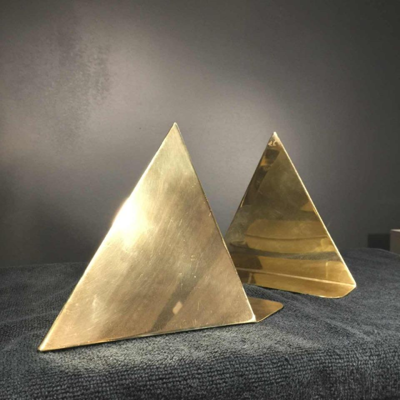 "Prismes", paire de serre-livres en laiton, design Cubiste Moderniste, 1950