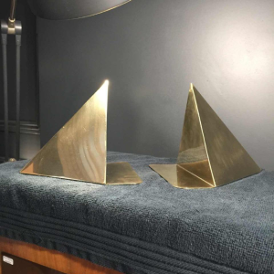 "Prismes", paire de serre-livres en laiton, design Cubiste Moderniste, 1950