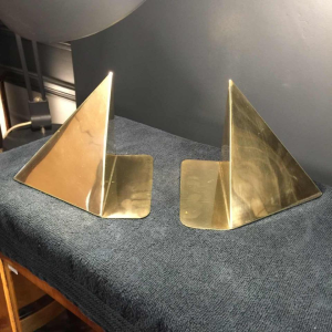 "Prisms", pair of bookends, design Cubist Modernist, brass, circa 1950