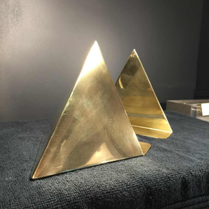 "Prisms", pair of bookends, design Cubist Modernist, brass, circa 1950
