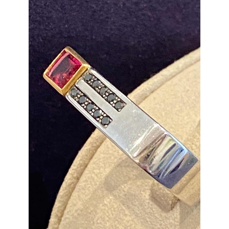 Janine Renard, modernistische ring in twee soorten goud, zwarte diamanten en rhodoniet, 21e eeuw