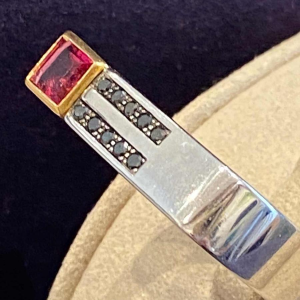 Janine Renard, bague moderniste en deux ors, diamants noirs & rodhonite, XXIe s