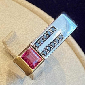 Janine Renard, modernist ring in two types of gold, black diamonds & rhodonite, 21st century