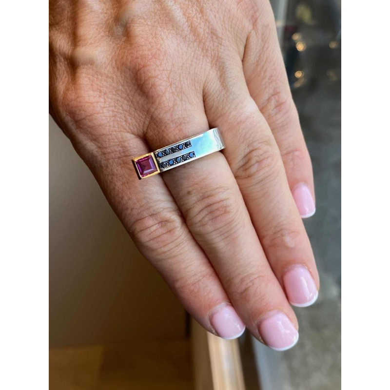 Janine Renard, bague moderniste en deux ors, diamants noirs & rodhonite, XXIe s